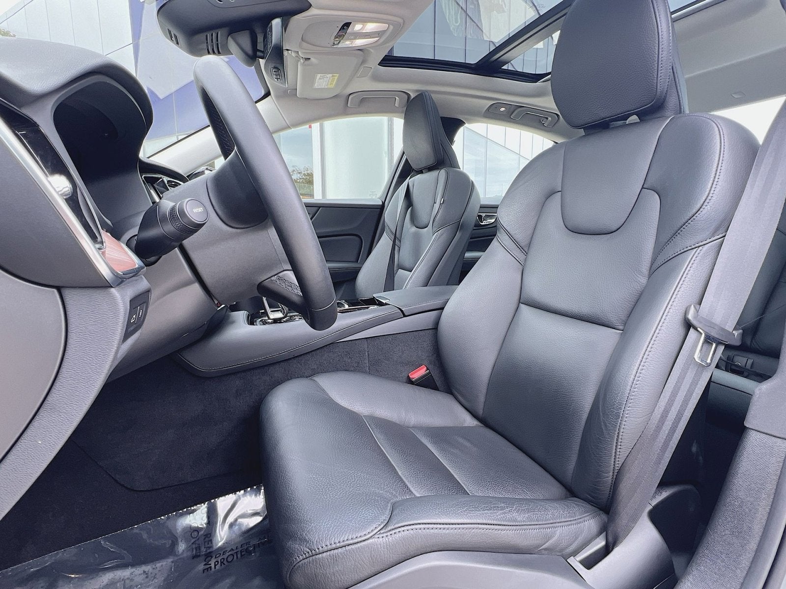 2024 Volvo S60 Recharge Plug-In Hybrid T8 Plus Dark Theme