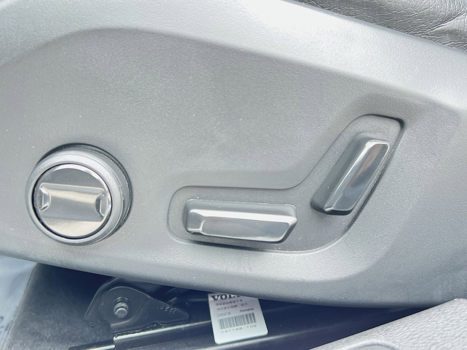 2024 Volvo S60 Recharge Plug-In Hybrid T8 Plus Dark Theme
