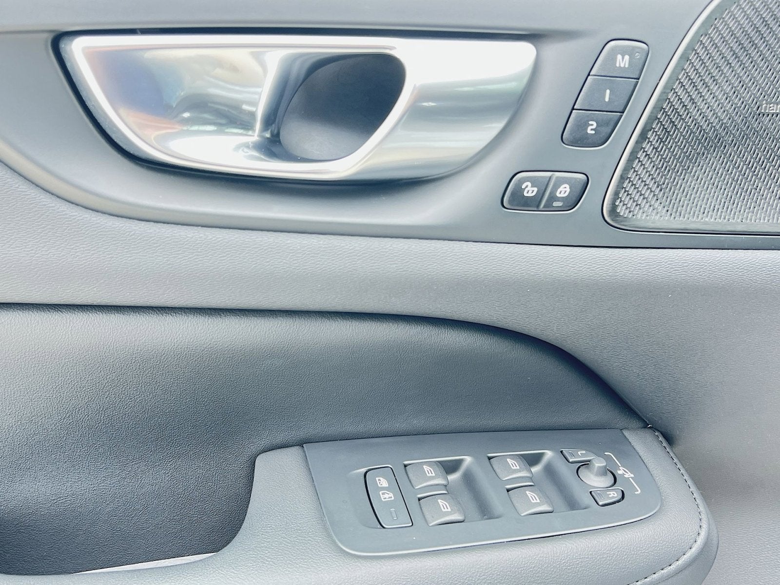 2024 Volvo S60 Recharge Plug-In Hybrid T8 Plus Dark Theme