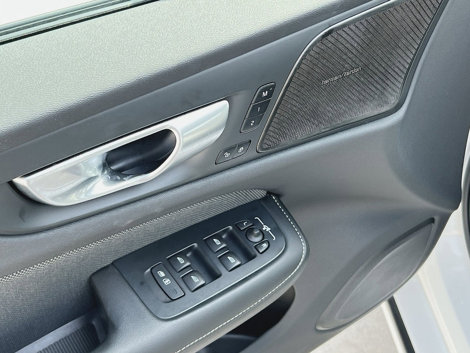 2024 Volvo S60 B5 Plus Black Edition