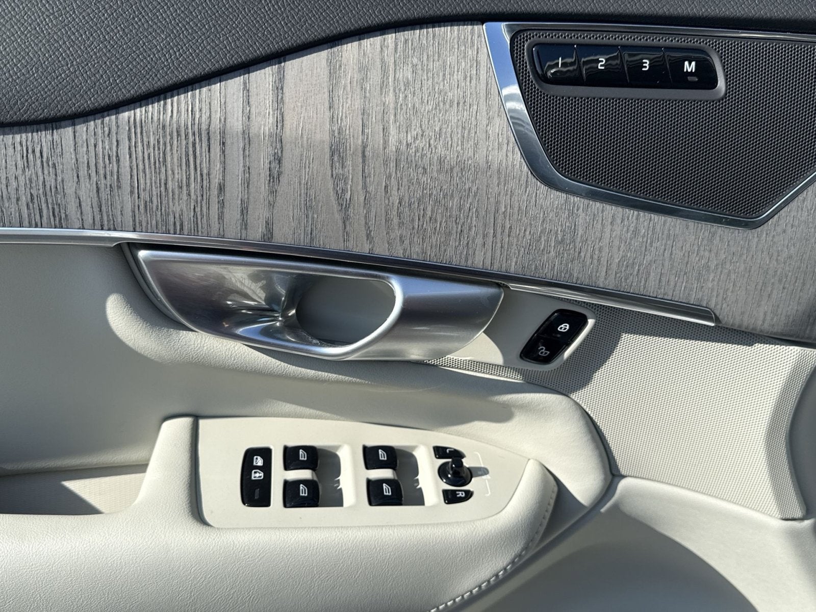 2024 Volvo XC90 B6 Plus Bright Theme 6-Seater
