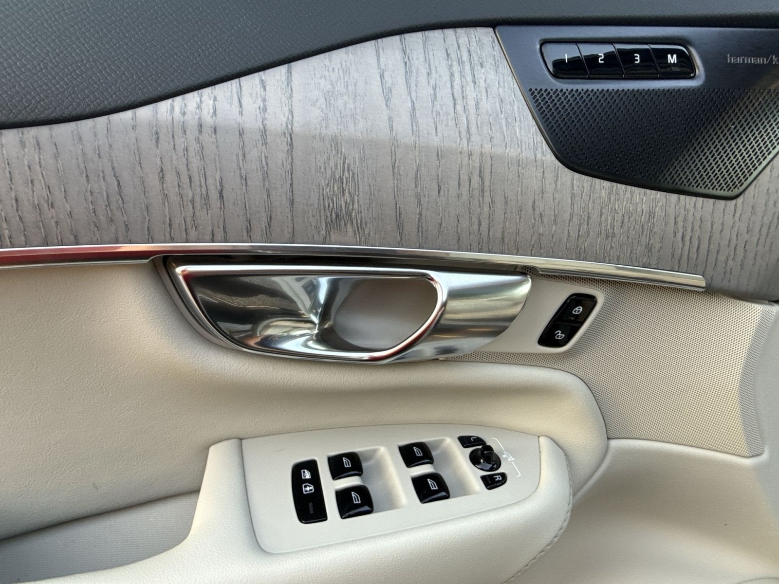 2024 Volvo XC90 B6 Plus Bright Theme 6-Seater