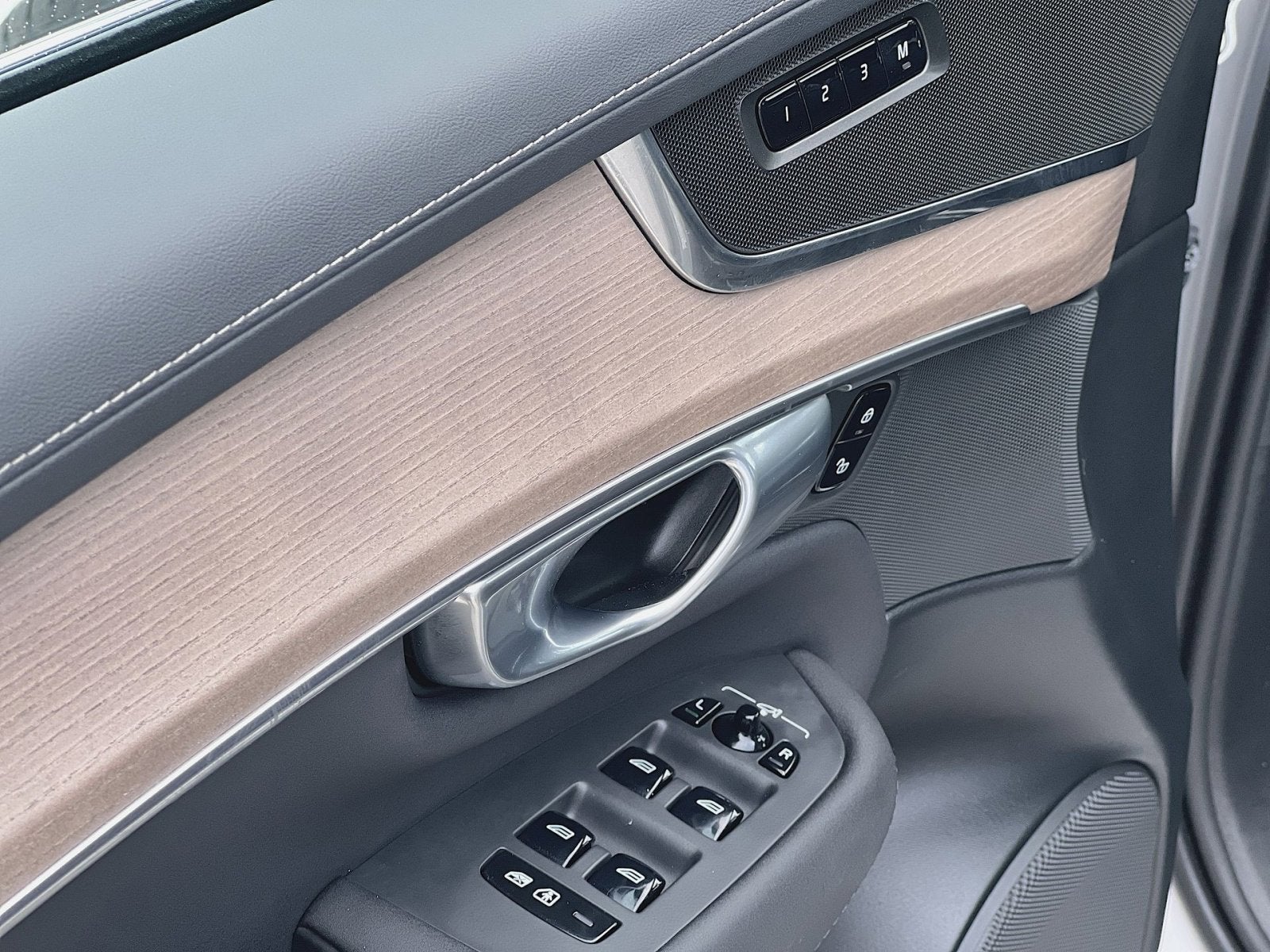 2025 Volvo XC90 B6 Plus 7-Seater