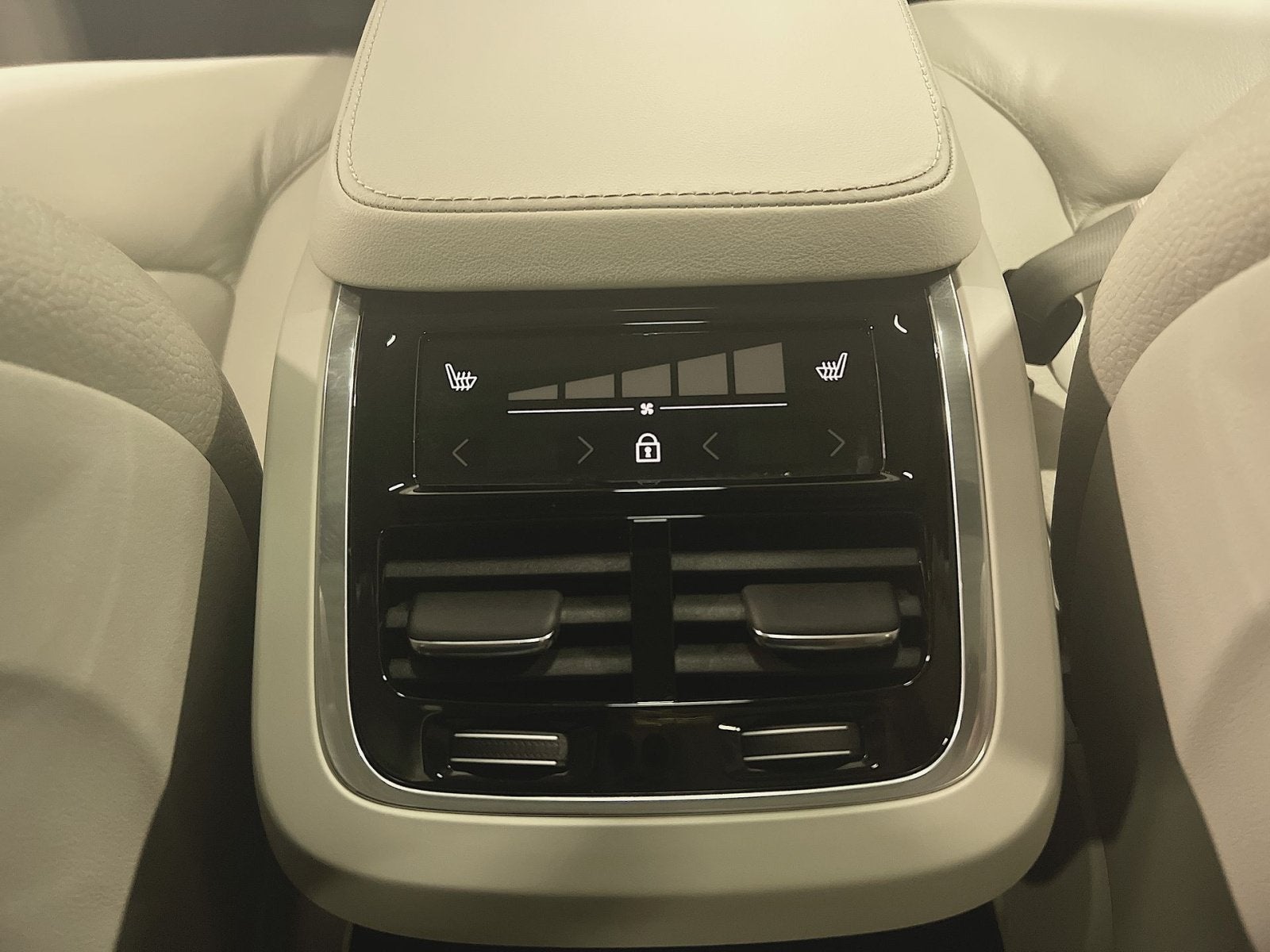 2024 Volvo XC90 B6 Plus Bright Theme