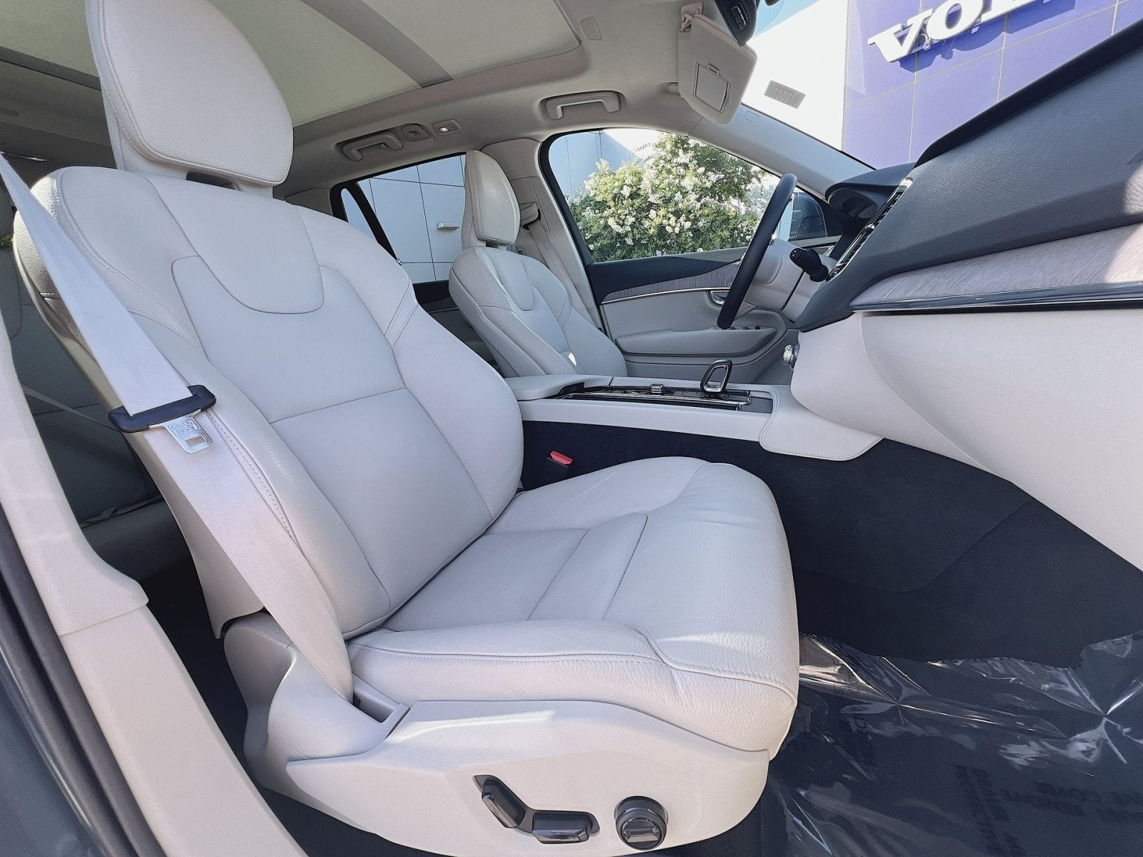 2024 Volvo XC90 B6 Plus Bright Theme