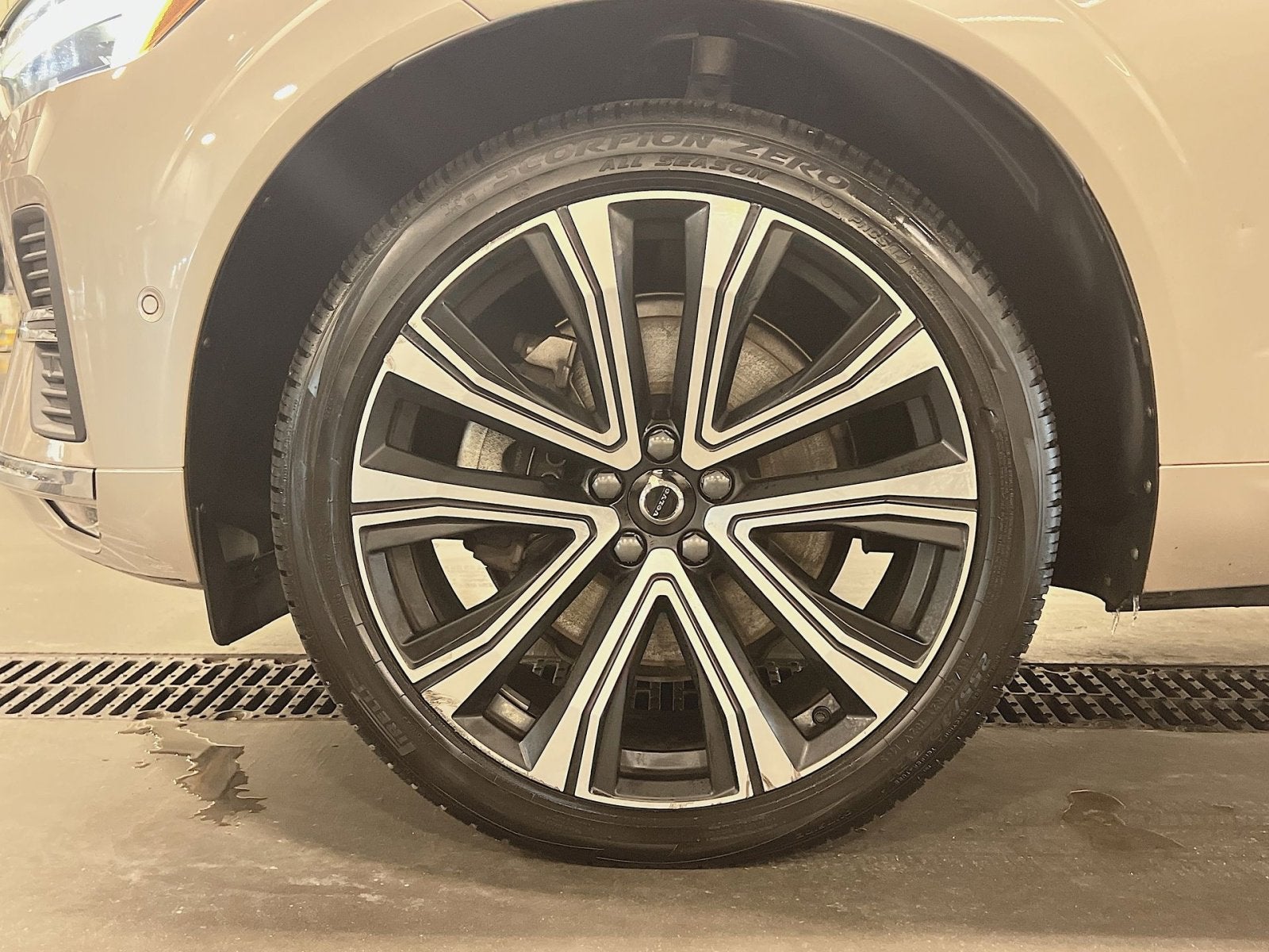 2023 Volvo XC60 B6 Ultimate Bright Theme