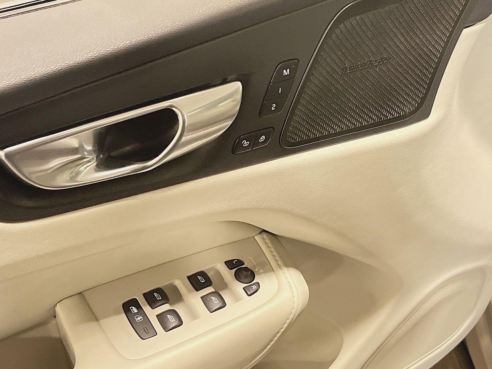 2023 Volvo XC60 B6 Ultimate Bright Theme