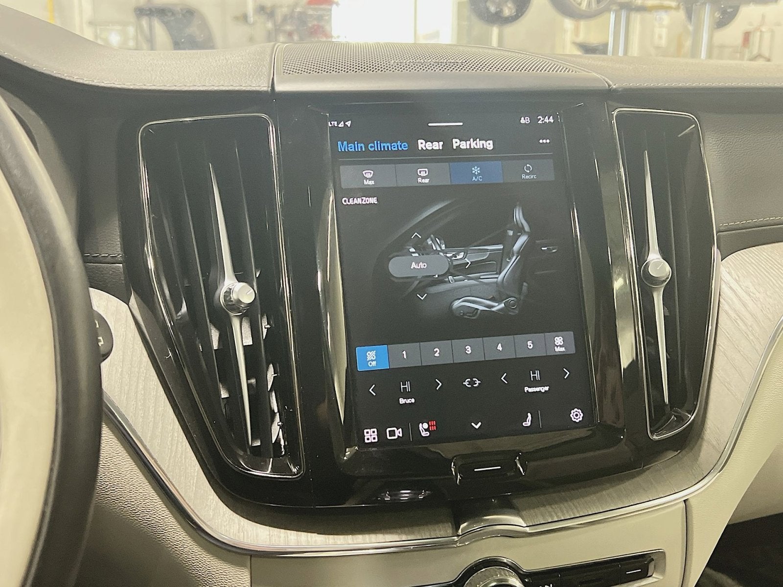 2023 Volvo XC60 B6 Ultimate Bright Theme