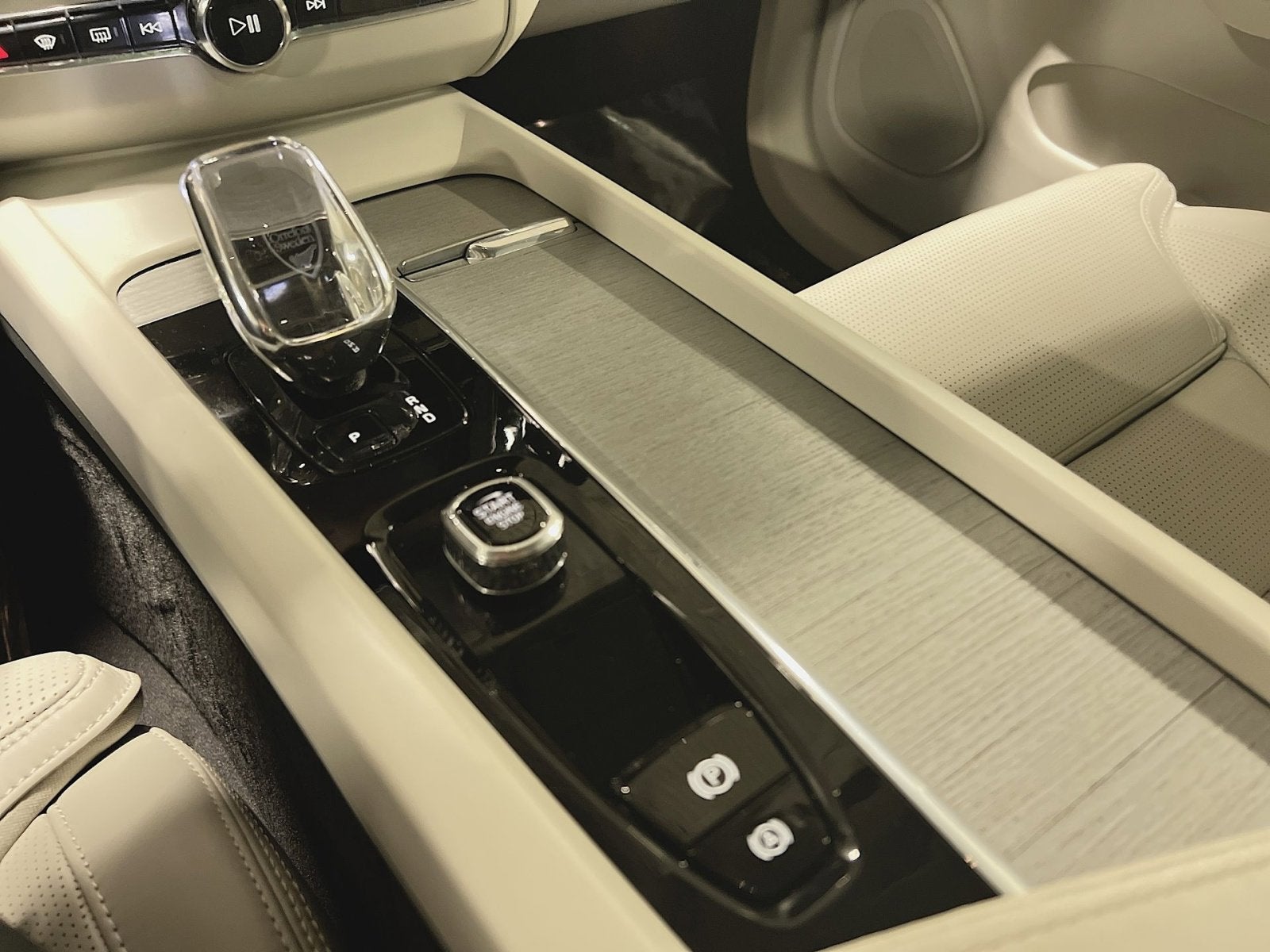 2023 Volvo XC60 B6 Ultimate Bright Theme