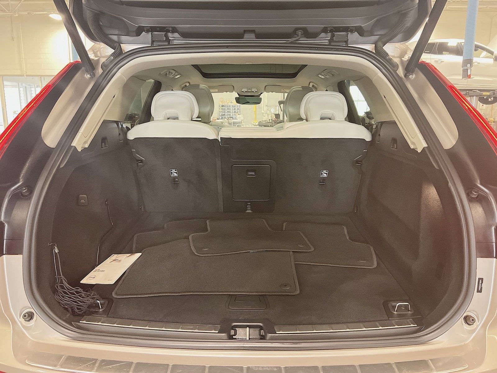 2023 Volvo XC60 B6 Ultimate Bright Theme