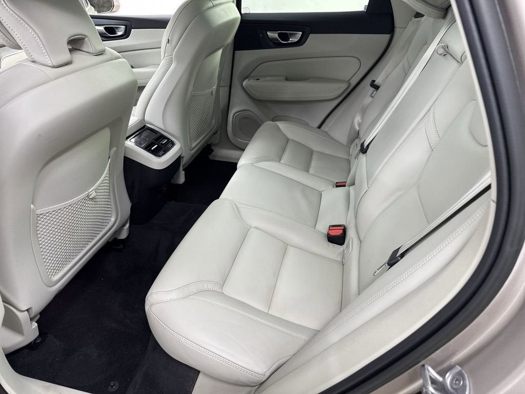 2023 Volvo XC60 B6 Ultimate Bright Theme
