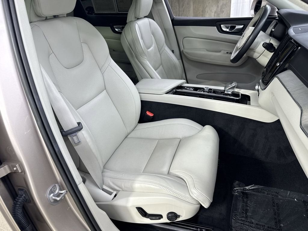 2023 Volvo XC60 B6 Ultimate Bright Theme