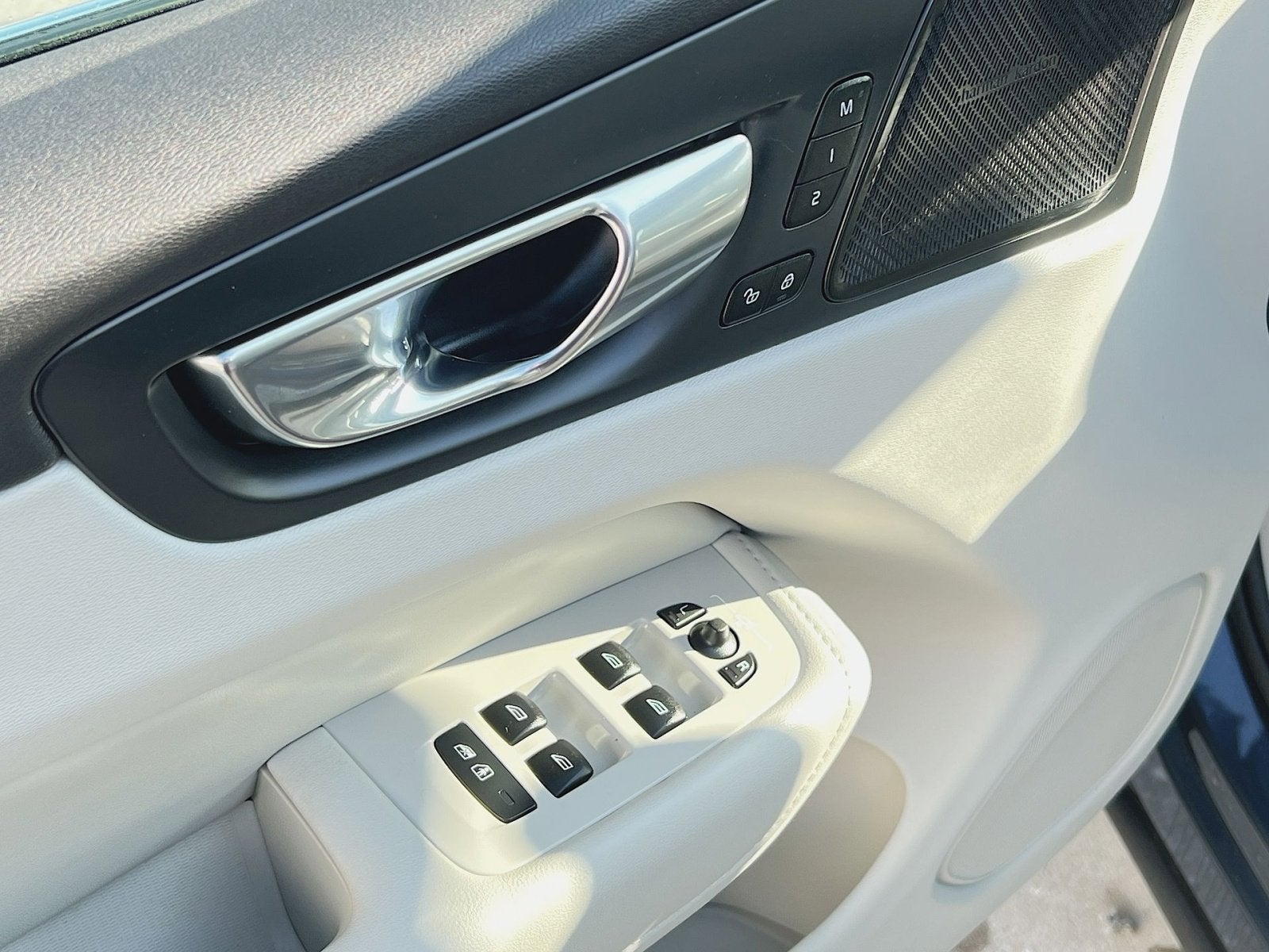 2023 Volvo XC60 B6 Ultimate Bright Theme