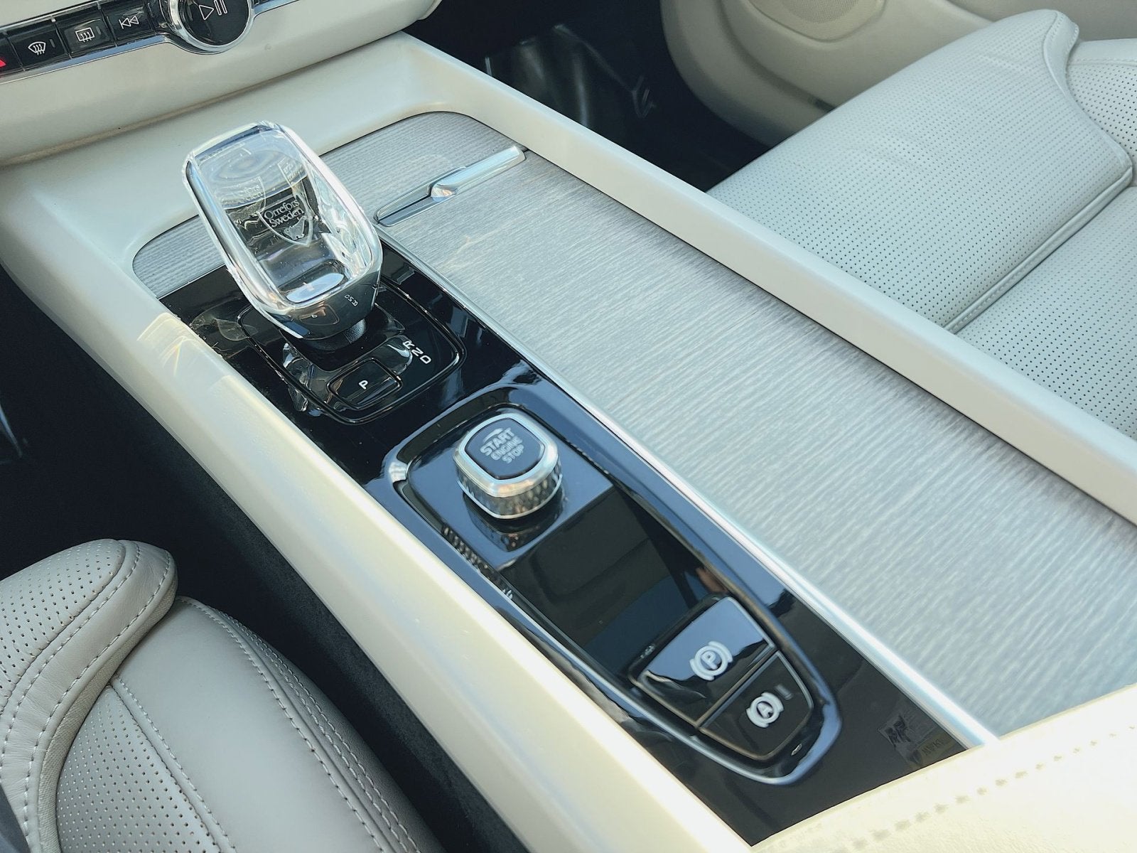 2023 Volvo XC60 B6 Ultimate Bright Theme