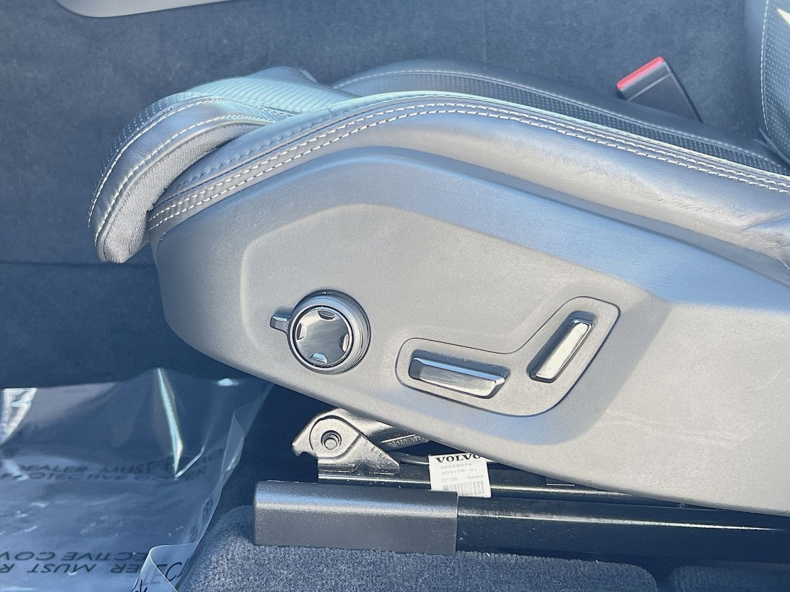 2023 Volvo XC60 B6 Ultimate Dark Theme