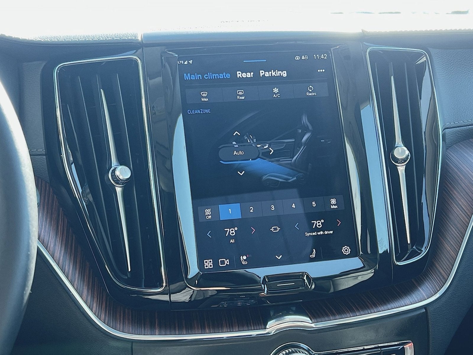 2023 Volvo XC60 B6 Ultimate Dark Theme