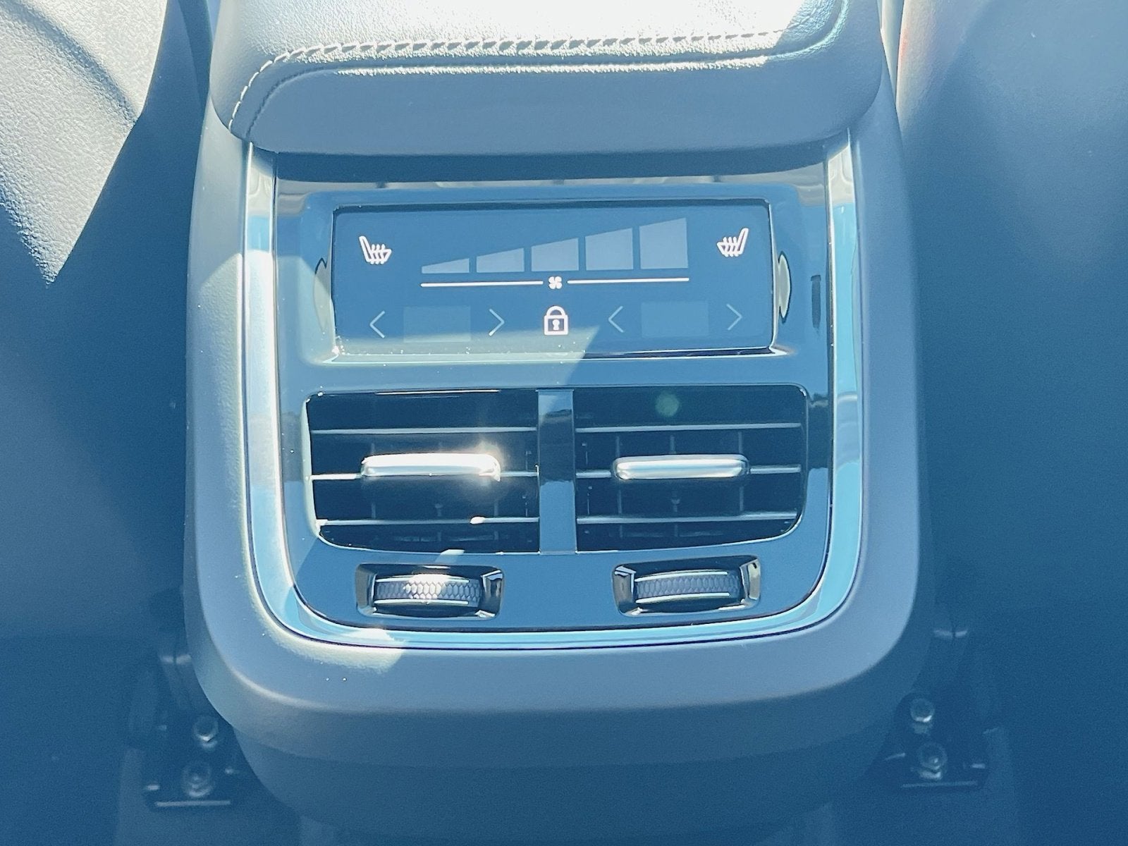 2023 Volvo XC60 B6 Ultimate Dark Theme