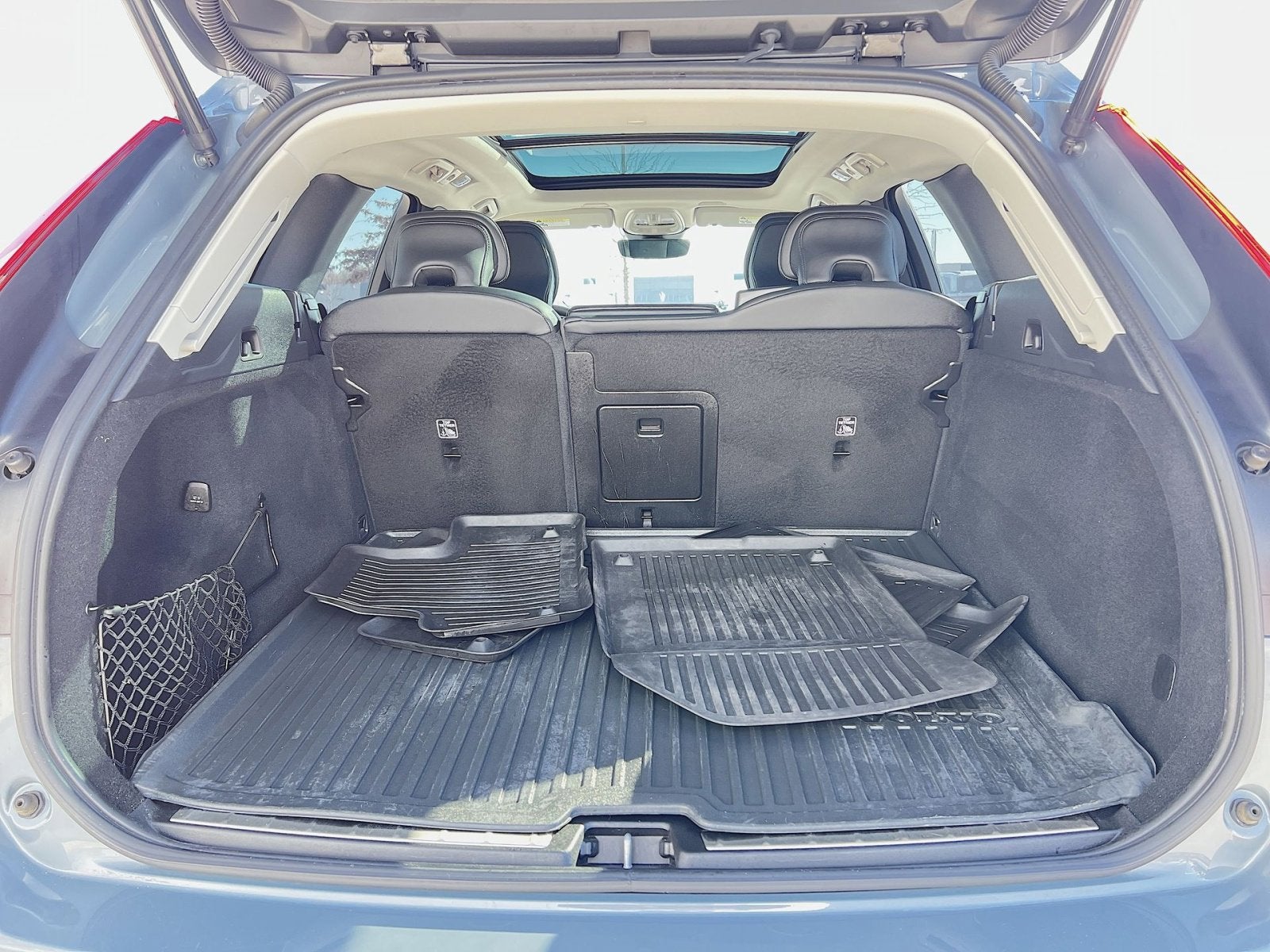 2023 Volvo XC60 B6 Ultimate Dark Theme