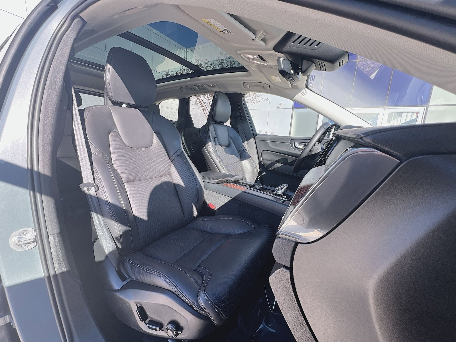 2023 Volvo XC60 B6 Ultimate Dark Theme