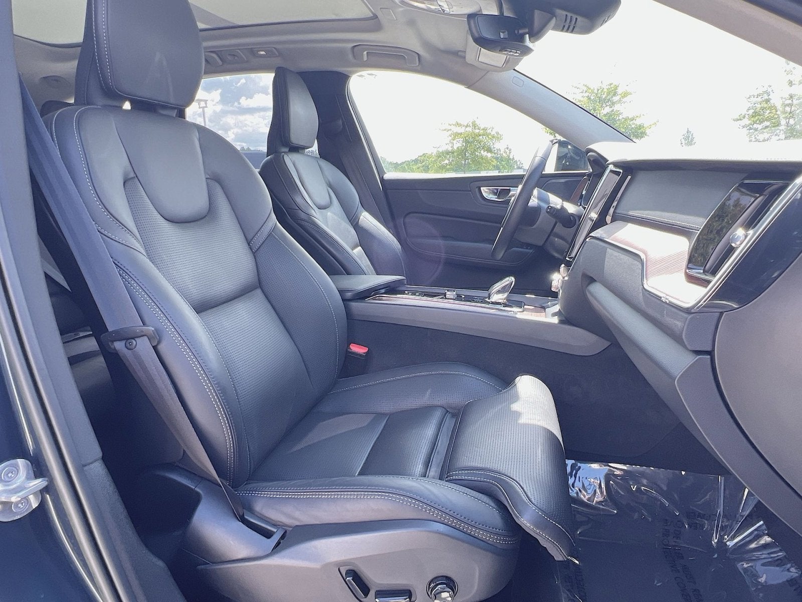2023 Volvo XC60 B6 Ultimate Dark Theme
