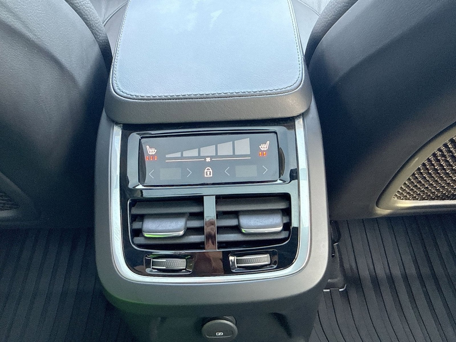 2024 Volvo XC90 Recharge Plug-In Hybrid T8 Plus 6 Passenger