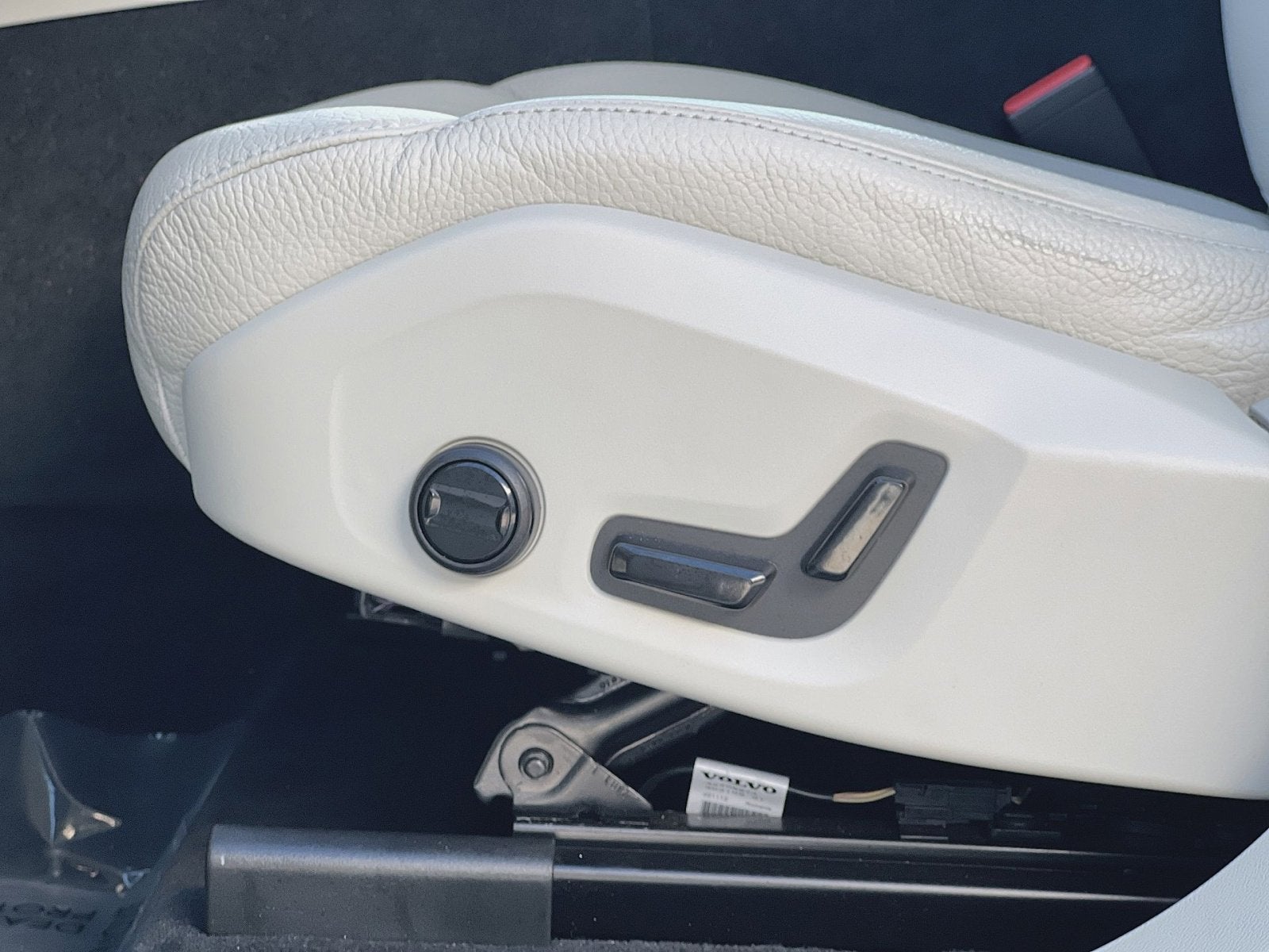 2023 Volvo XC60 B5 Plus Dark Theme