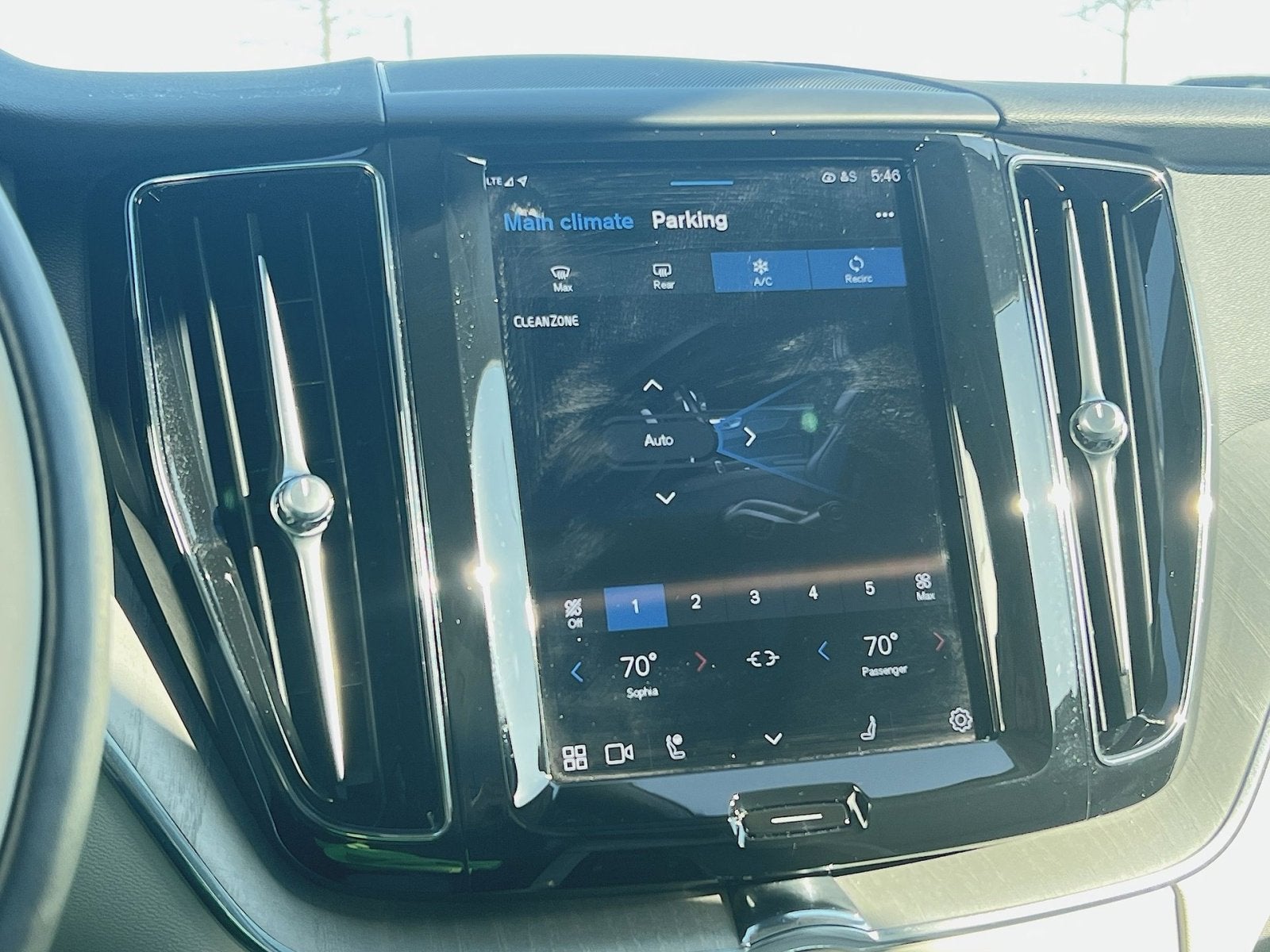 2023 Volvo XC60 B5 Plus Dark Theme