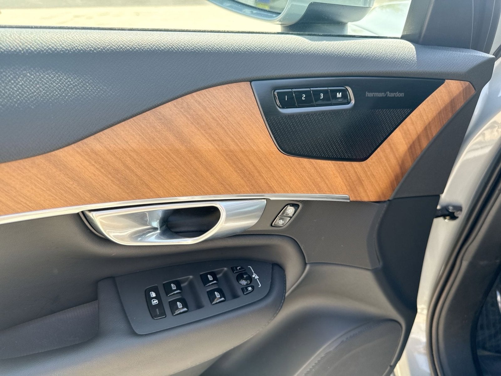 2024 Volvo XC90 B5 Plus
