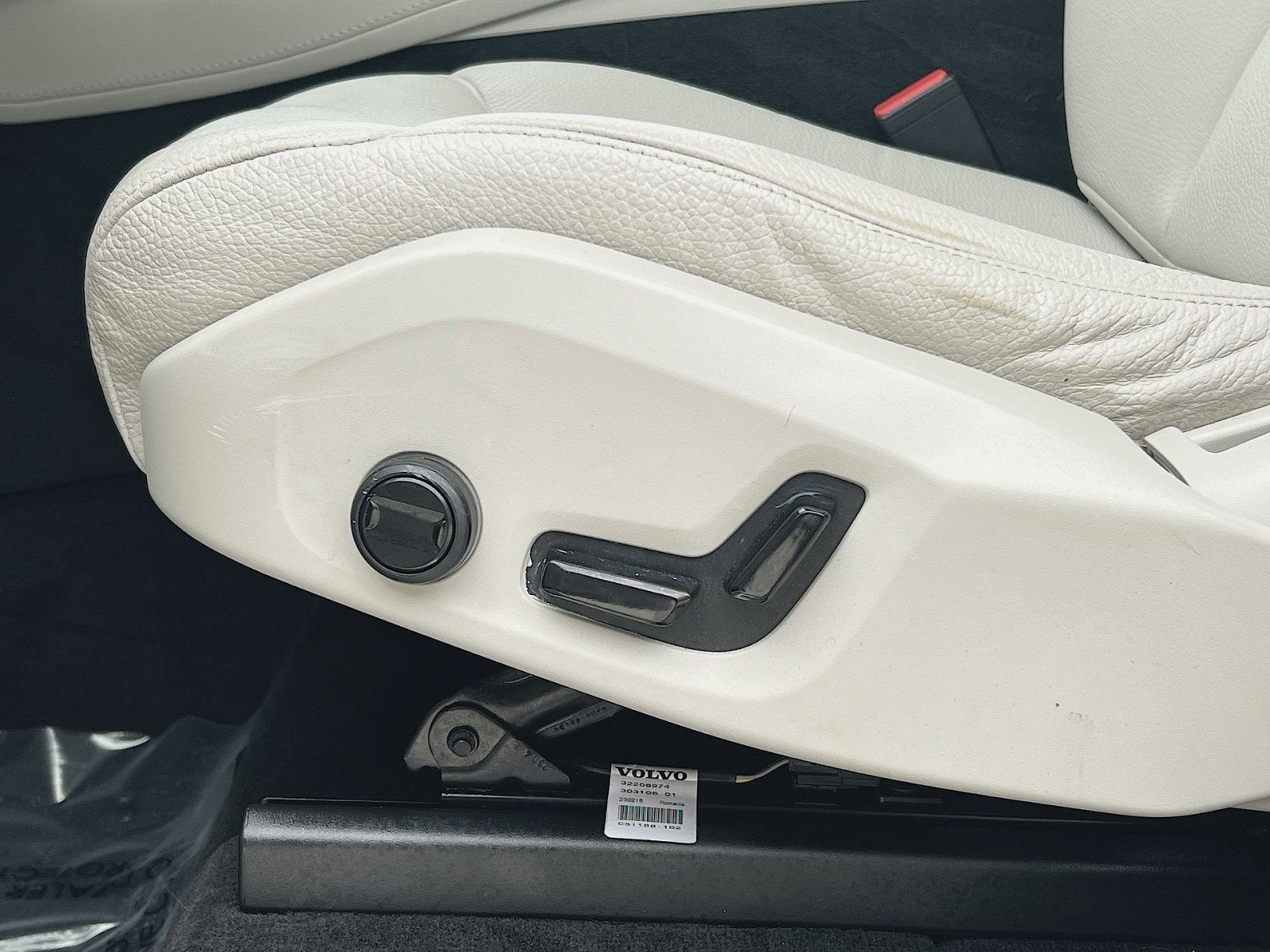 2023 Volvo XC90 B5 Plus