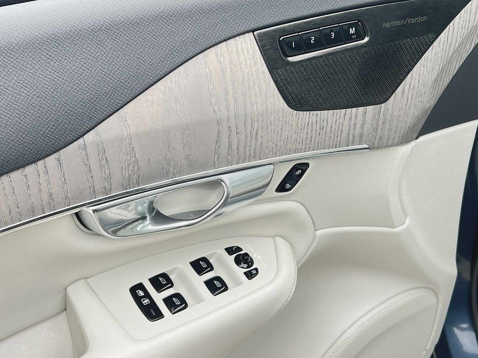 2023 Volvo XC90 B5 Plus