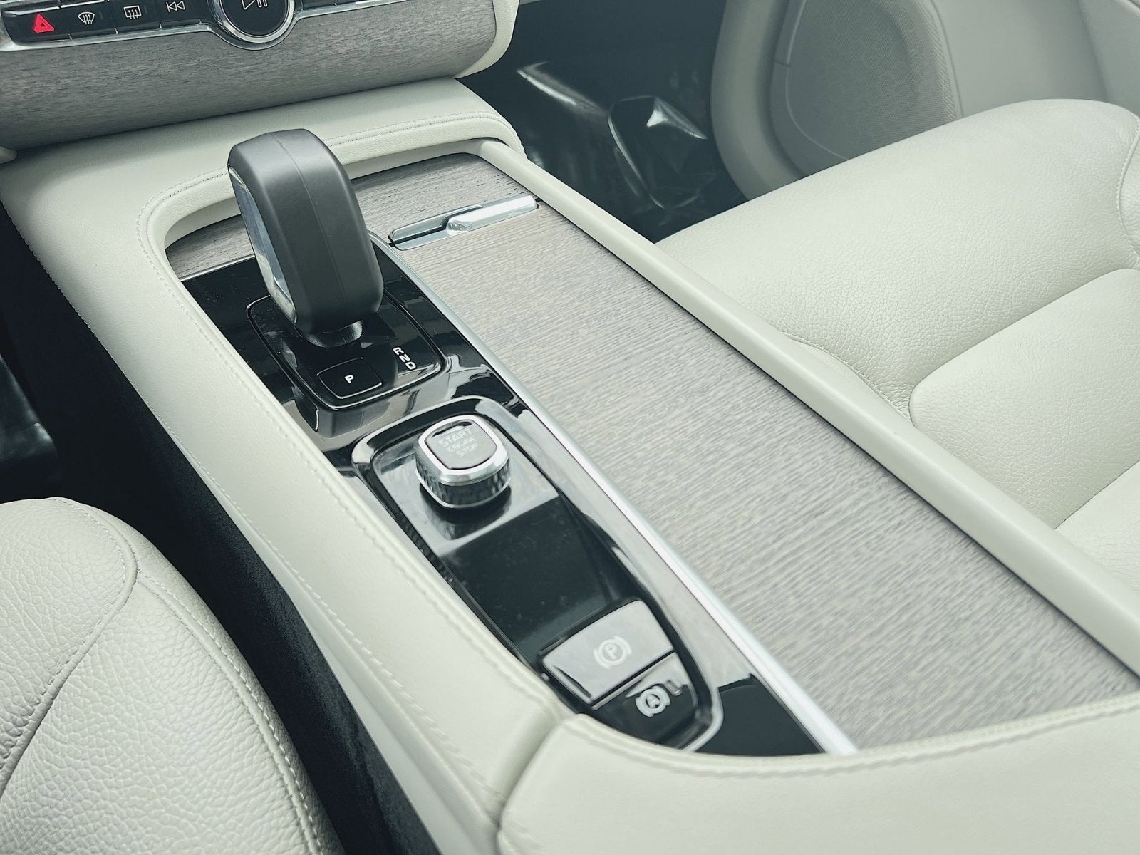 2023 Volvo XC90 B5 Plus