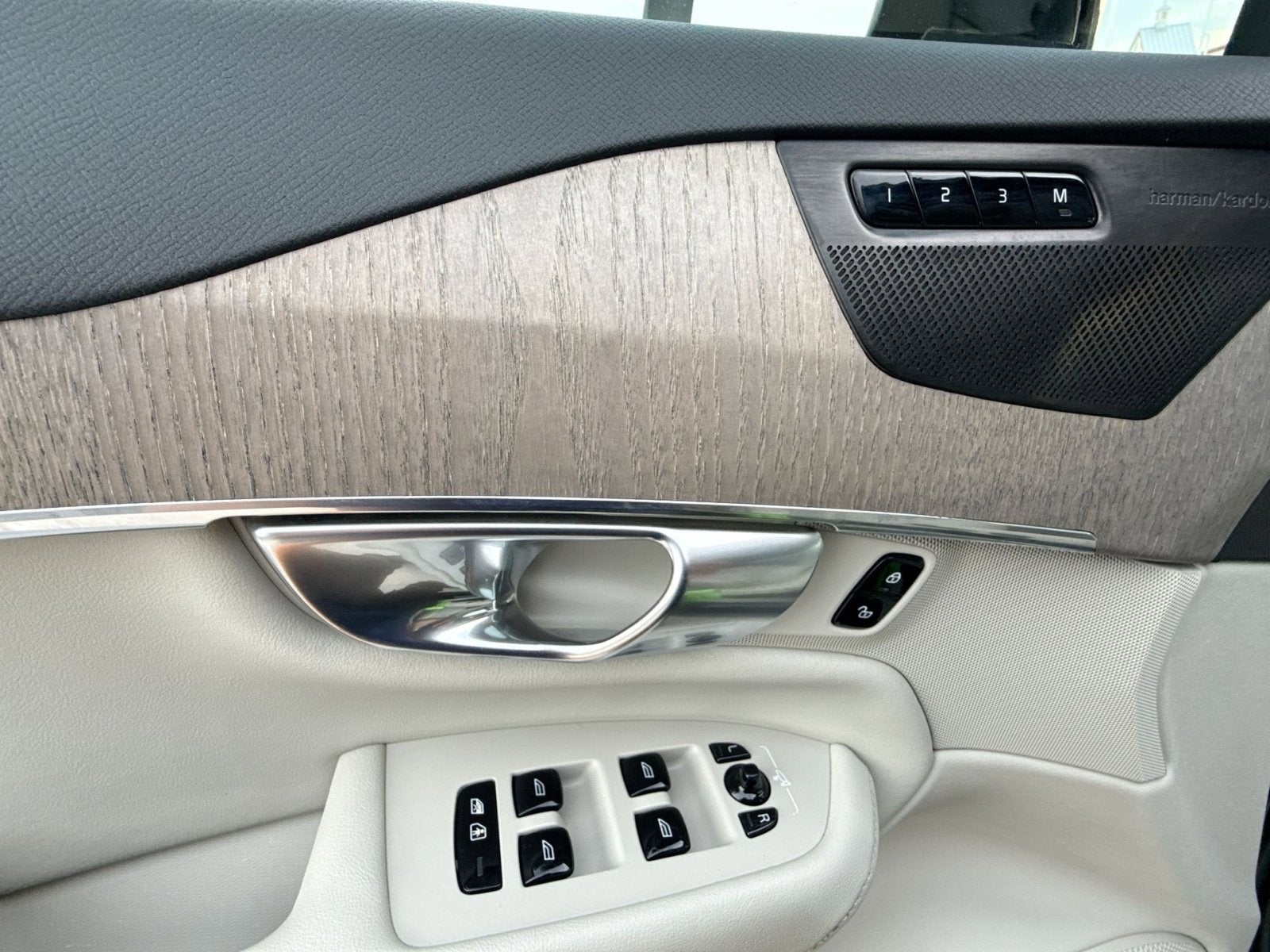 2023 Volvo XC90 B5 Plus