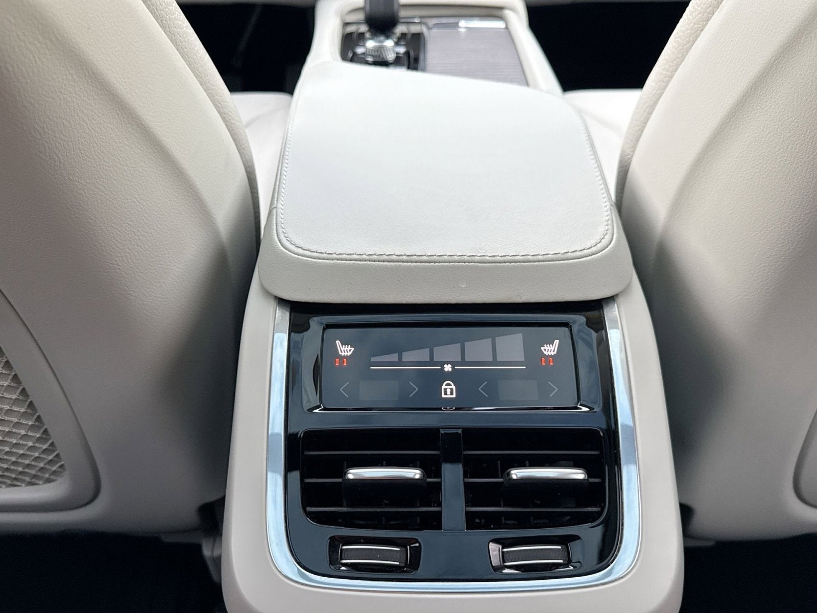 2023 Volvo XC90 B5 Plus