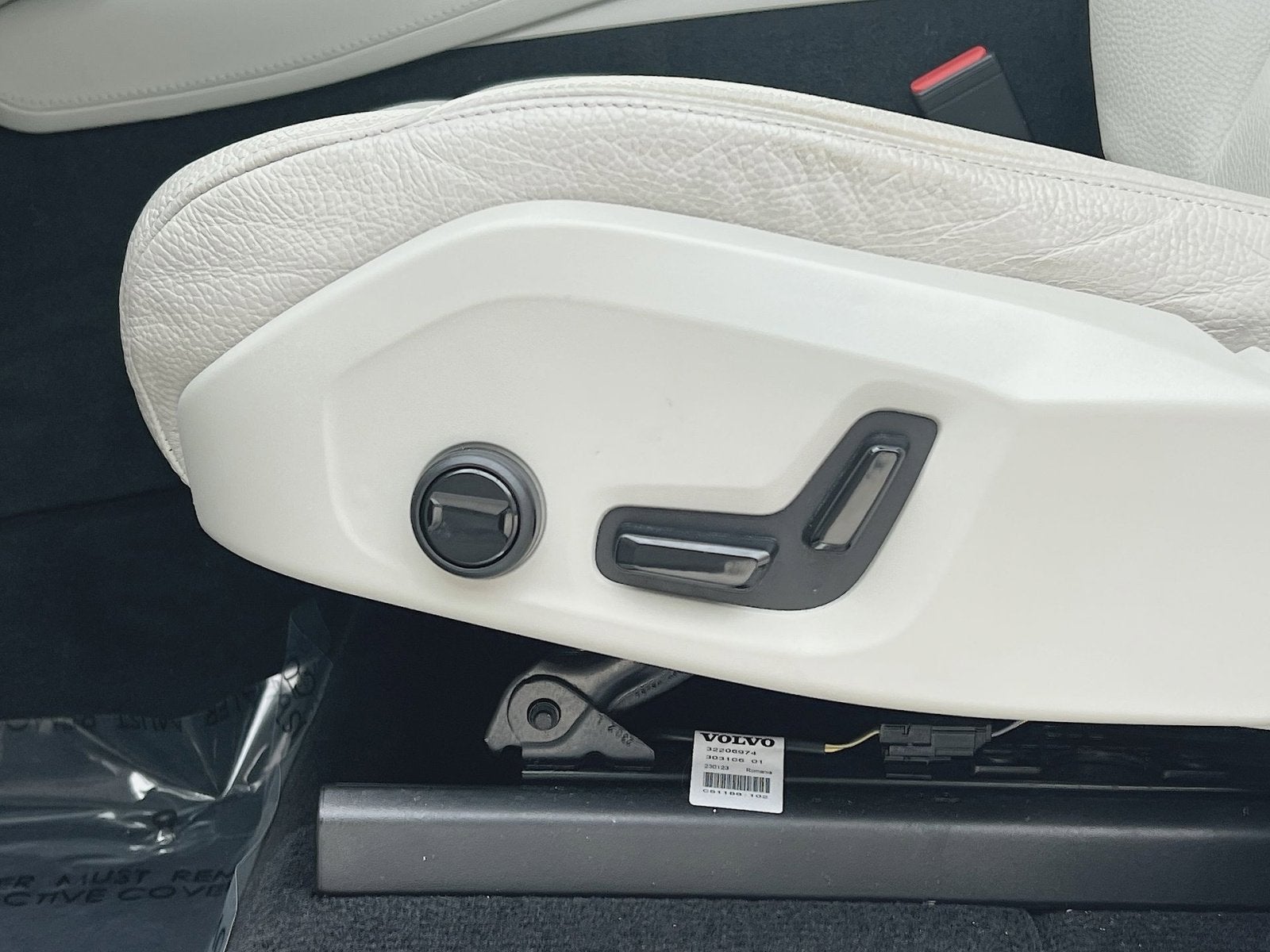 2023 Volvo XC90 B5 Plus