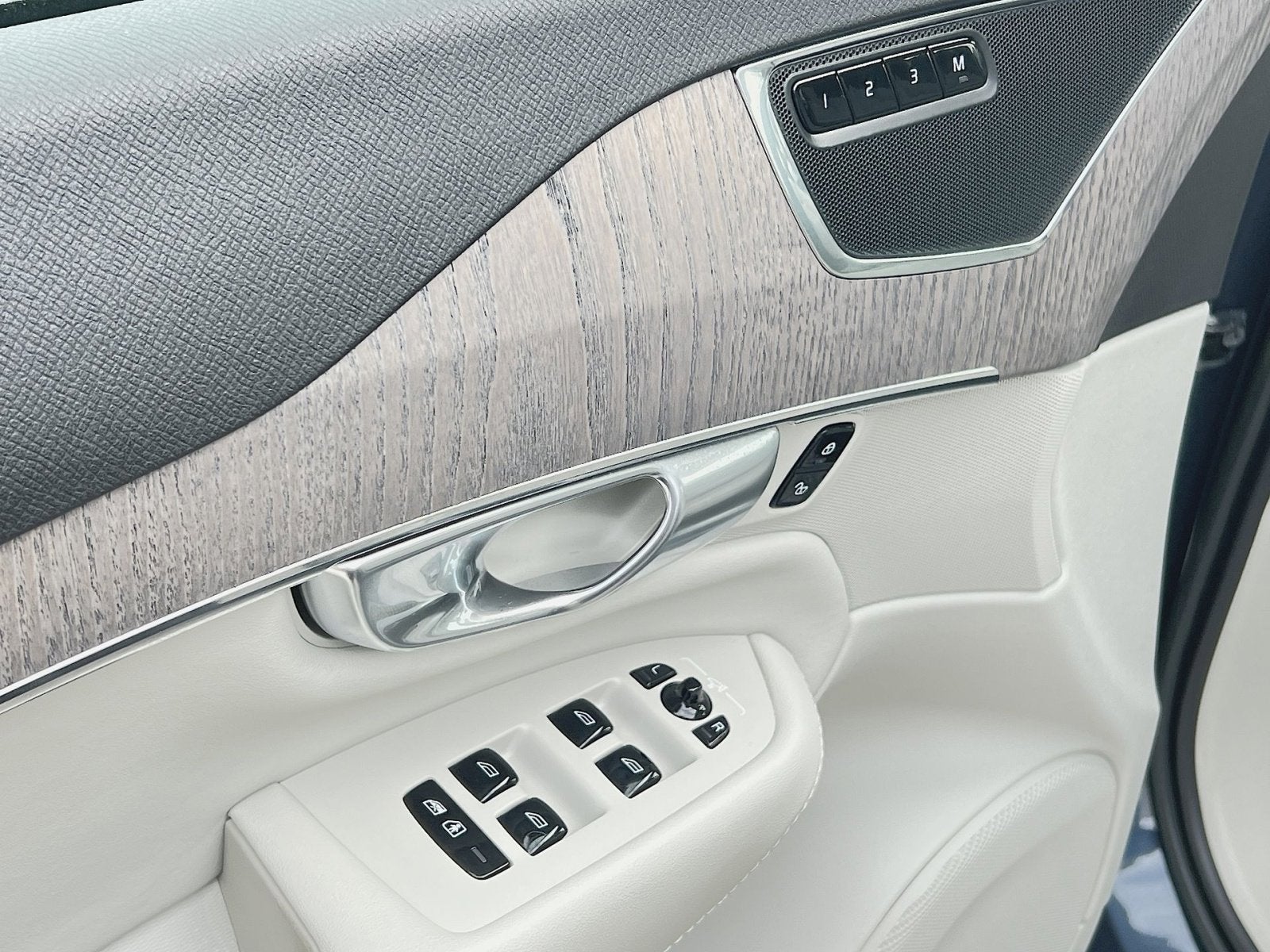 2023 Volvo XC90 B5 Plus