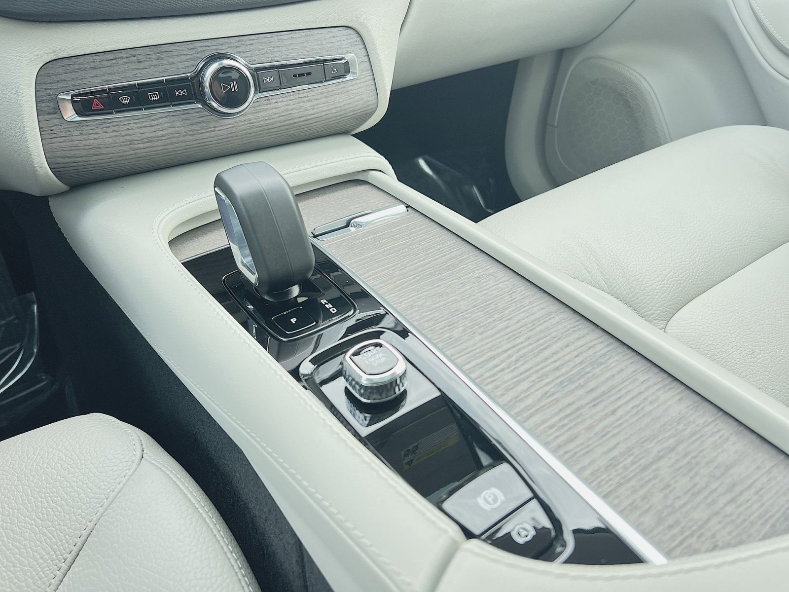 2023 Volvo XC90 B5 Plus