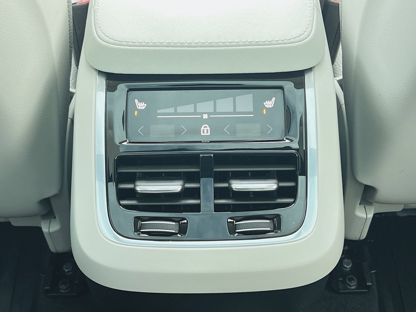 2023 Volvo XC90 B5 Plus