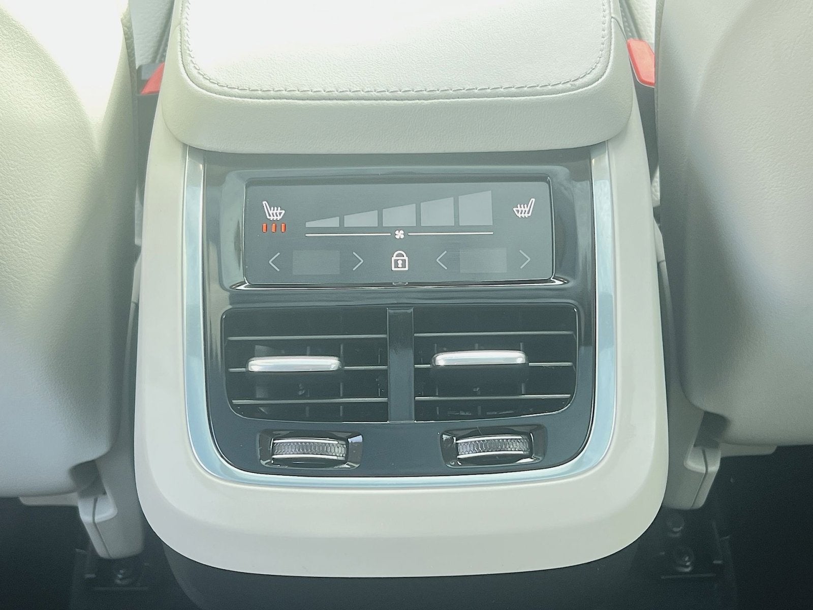 2023 Volvo XC90 B5 Plus