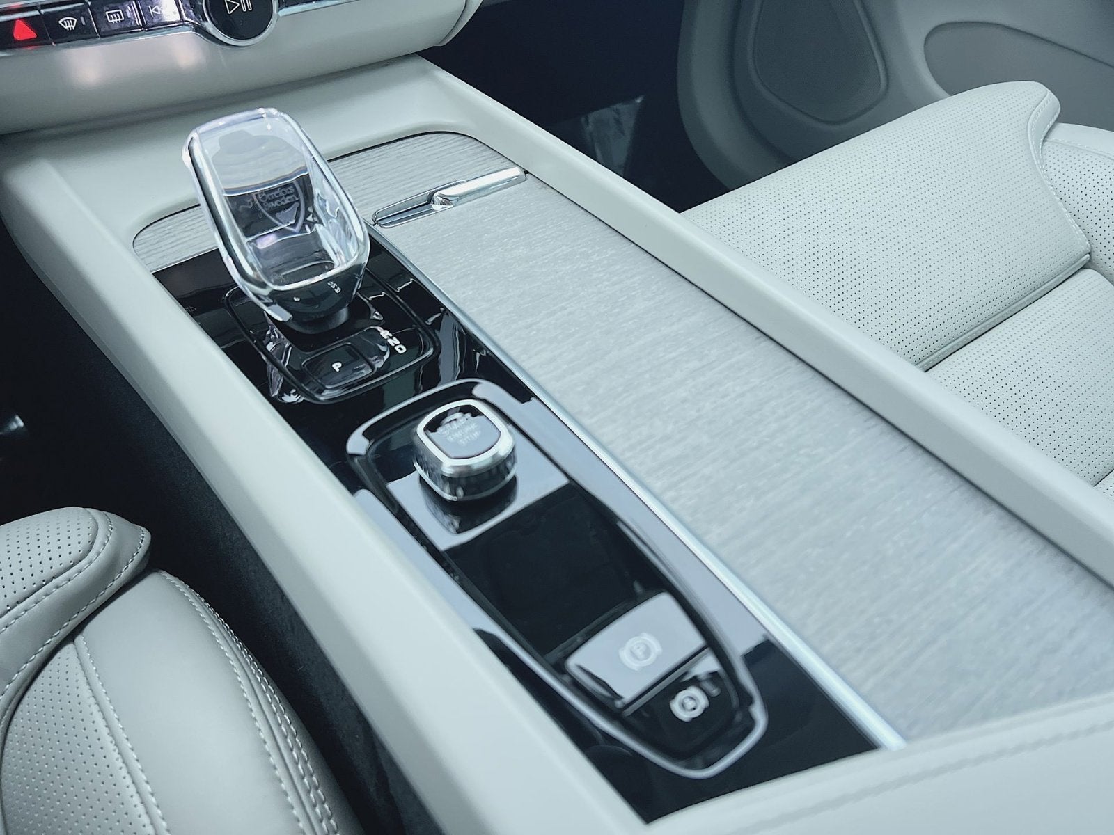 2023 Volvo XC60 B5 Ultimate Bright Theme