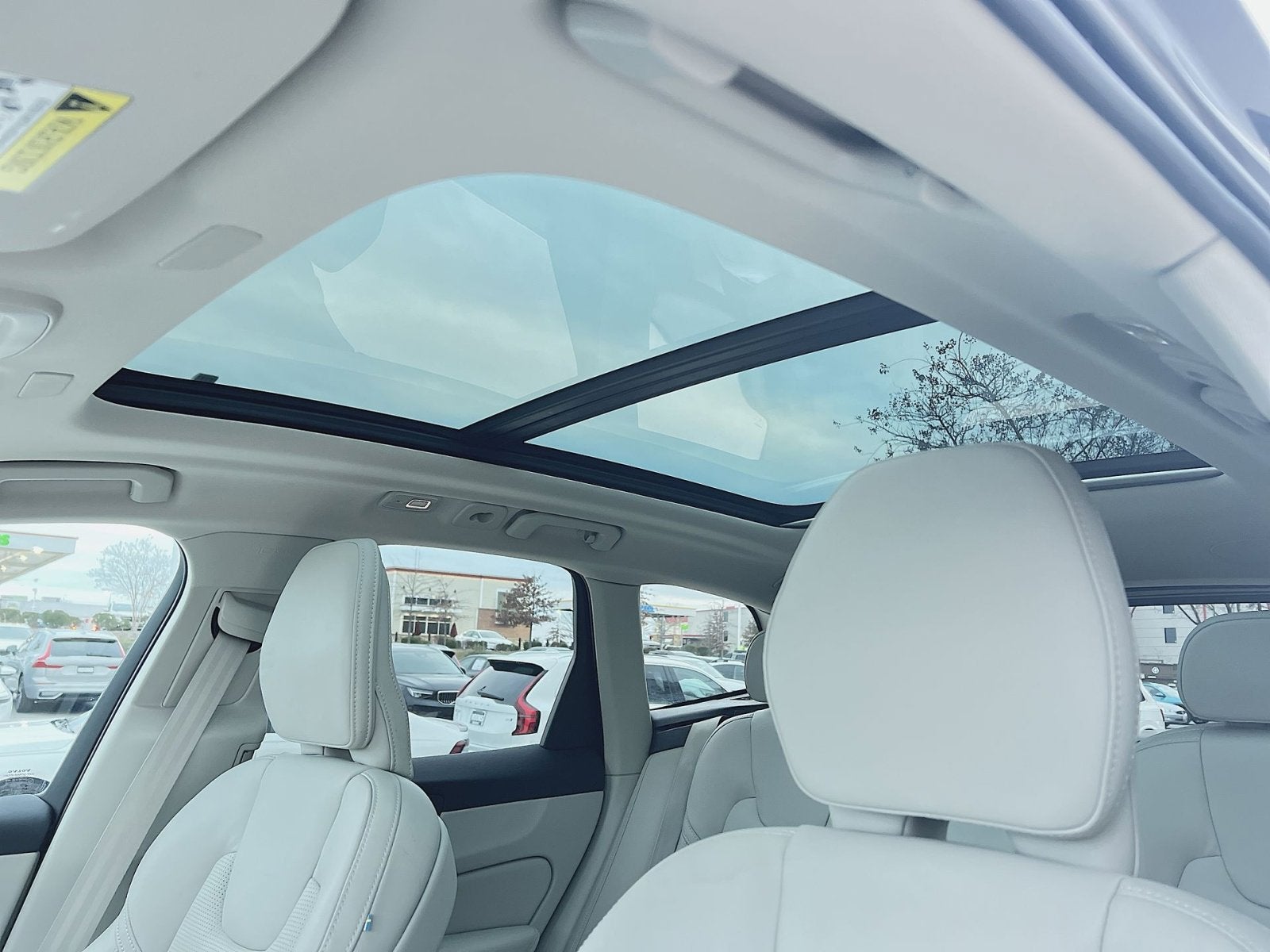 2023 Volvo XC60 B5 Ultimate Bright Theme