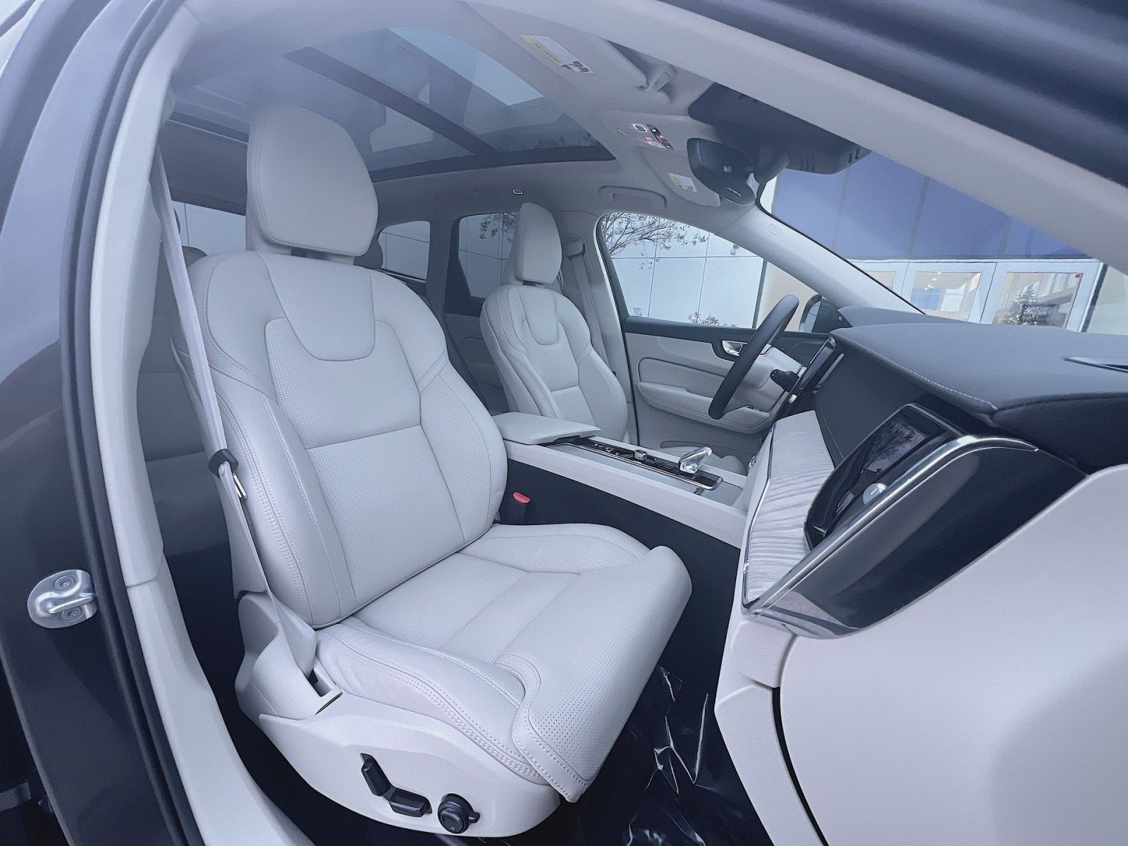 2023 Volvo XC60 B5 Ultimate Bright Theme