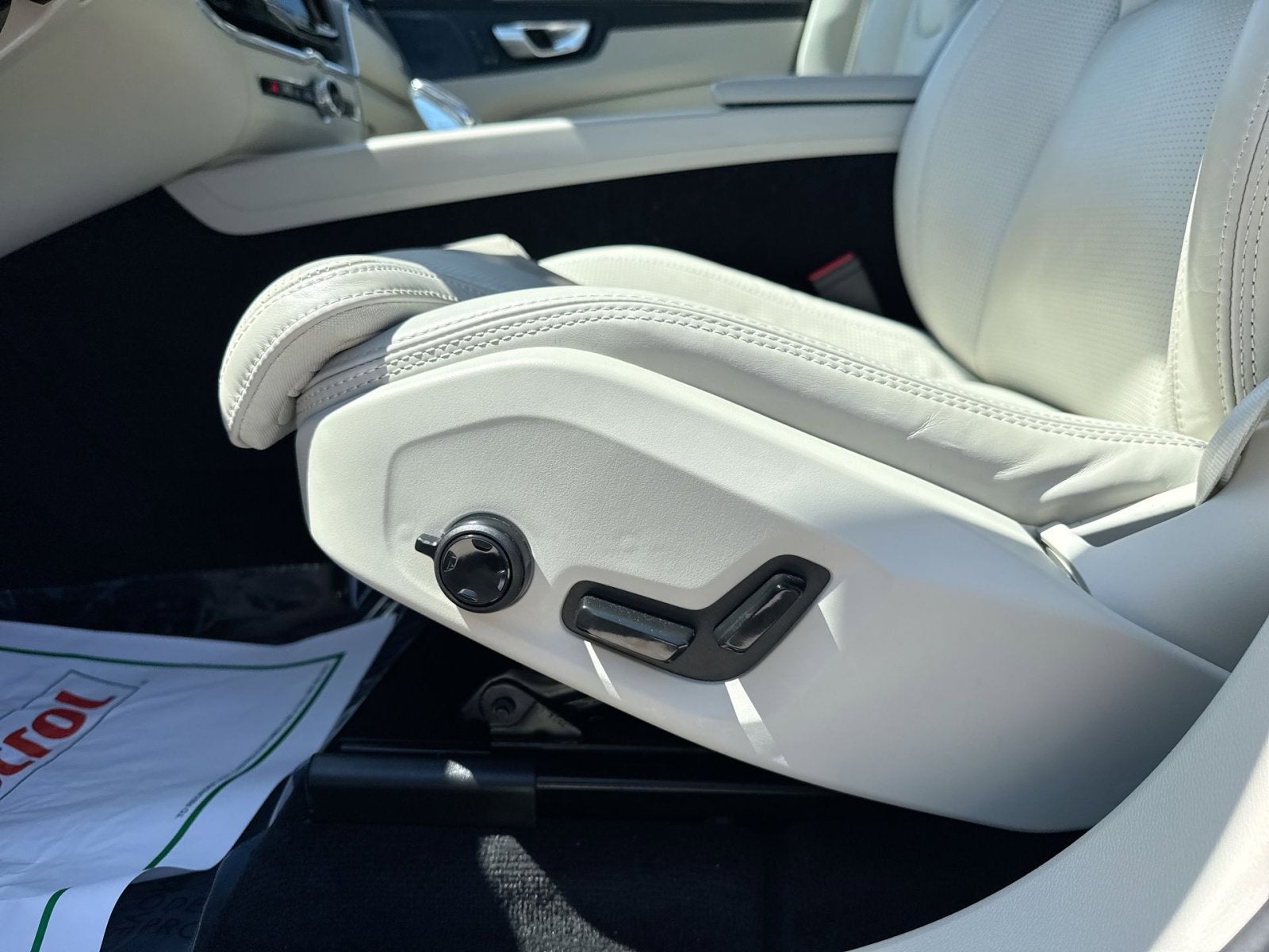 2023 Volvo XC60 B5 Ultimate Bright Theme