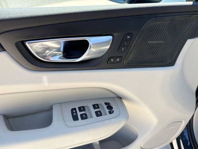 2023 Volvo XC60 B5 Ultimate Bright Theme