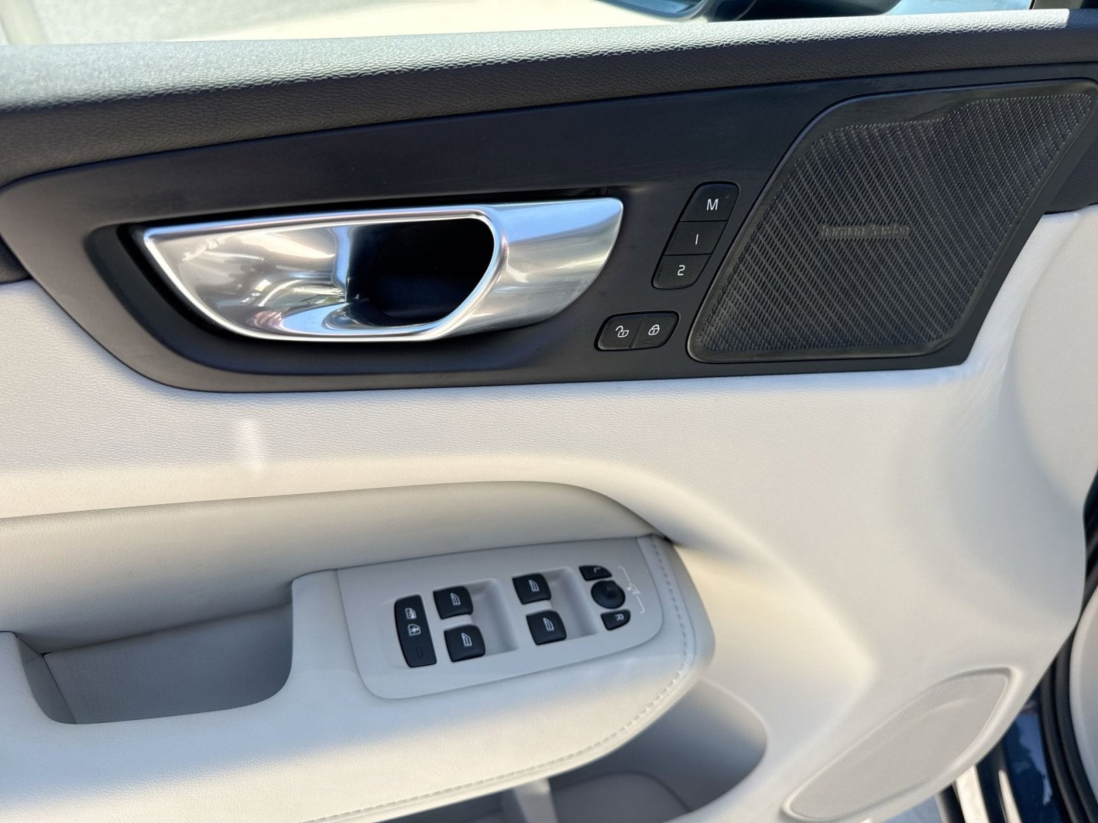 2023 Volvo XC60 B5 Ultimate Bright Theme