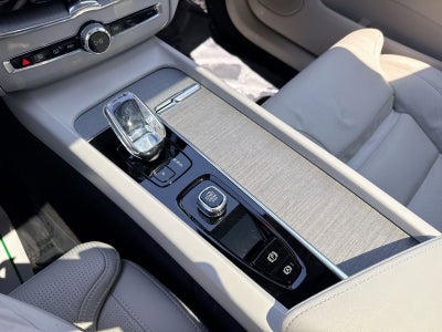 2023 Volvo XC60 B5 Ultimate Bright Theme