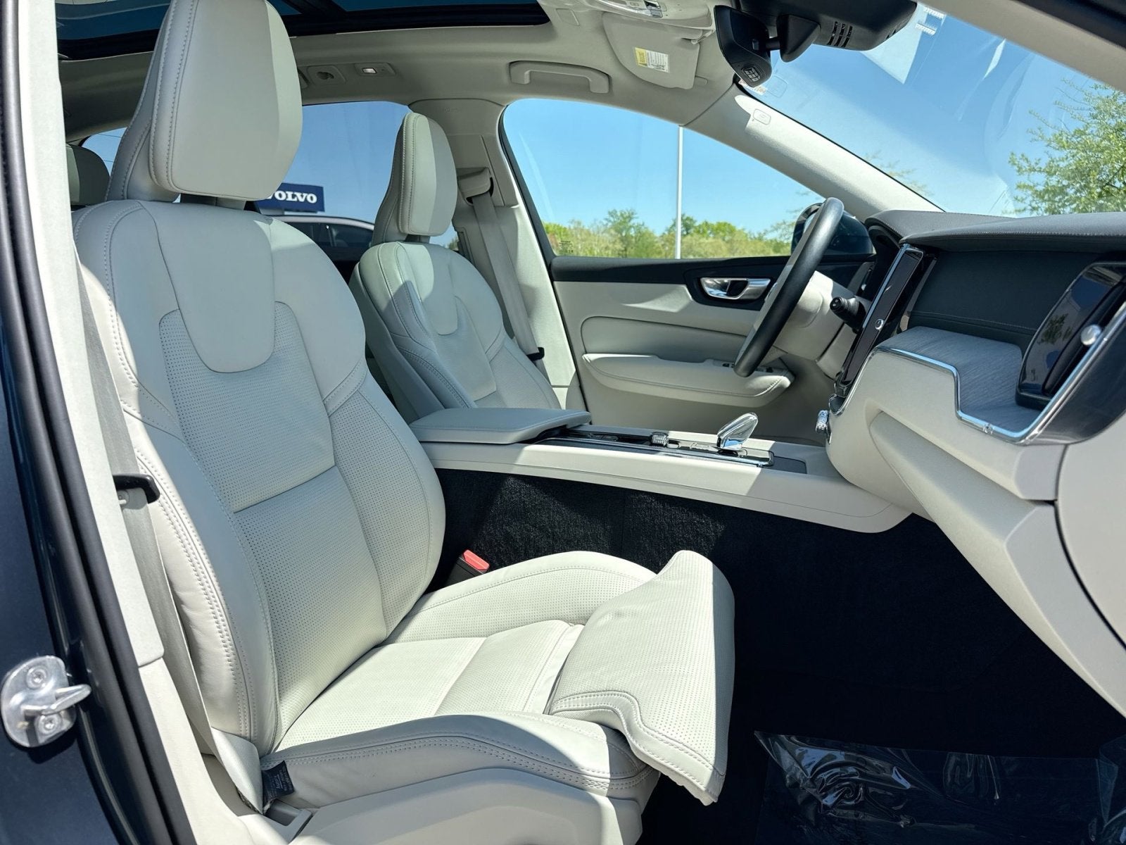 2023 Volvo XC60 B5 Ultimate Bright Theme