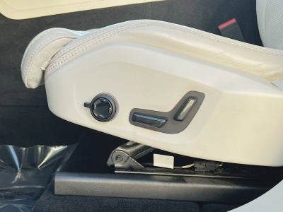 2023 Volvo XC60 B5 Ultimate Bright Theme