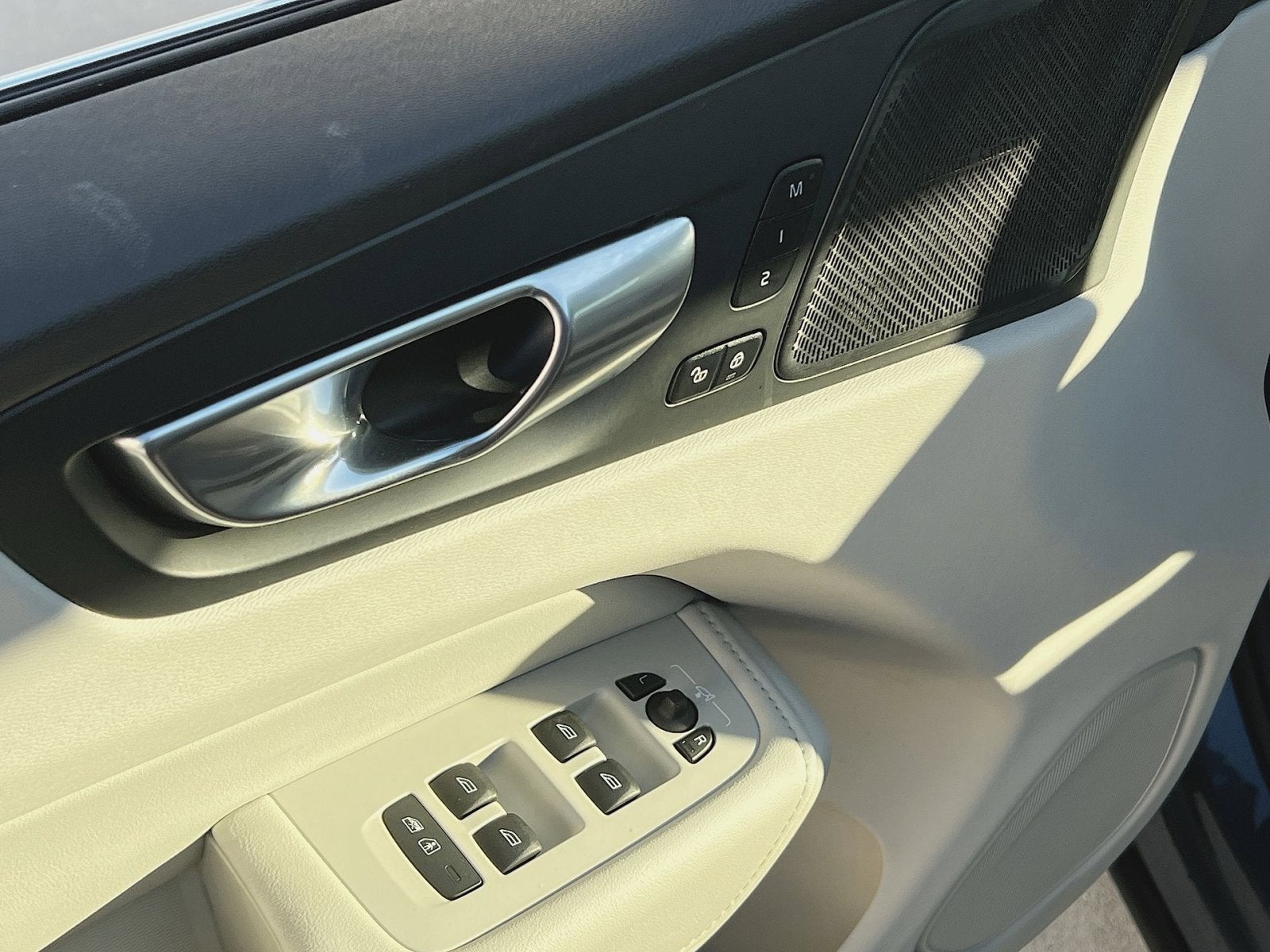 2023 Volvo XC60 B5 Ultimate Bright Theme