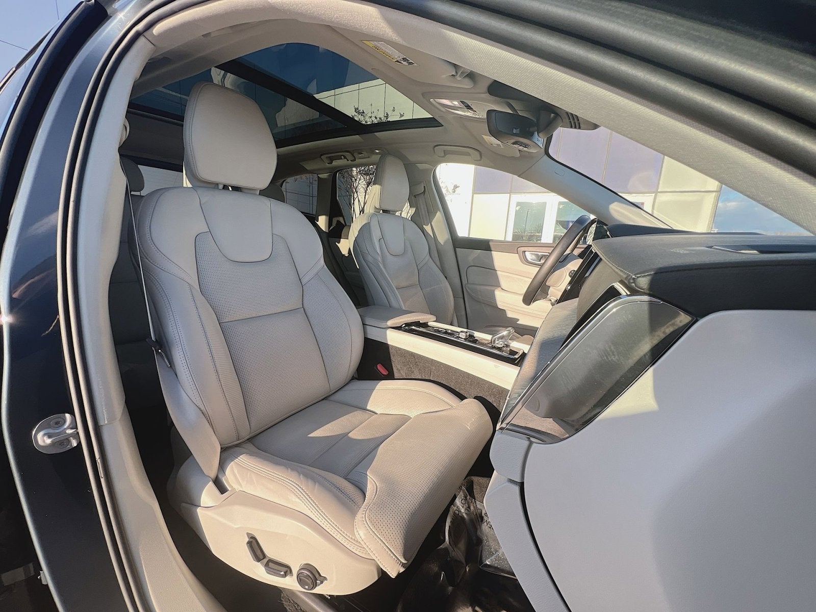 2023 Volvo XC60 B5 Ultimate Bright Theme