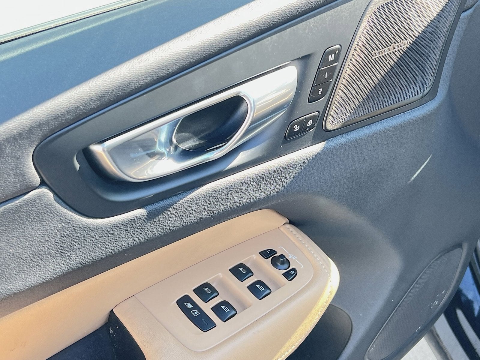 2023 Volvo XC60 B5 Ultimate Bright Theme